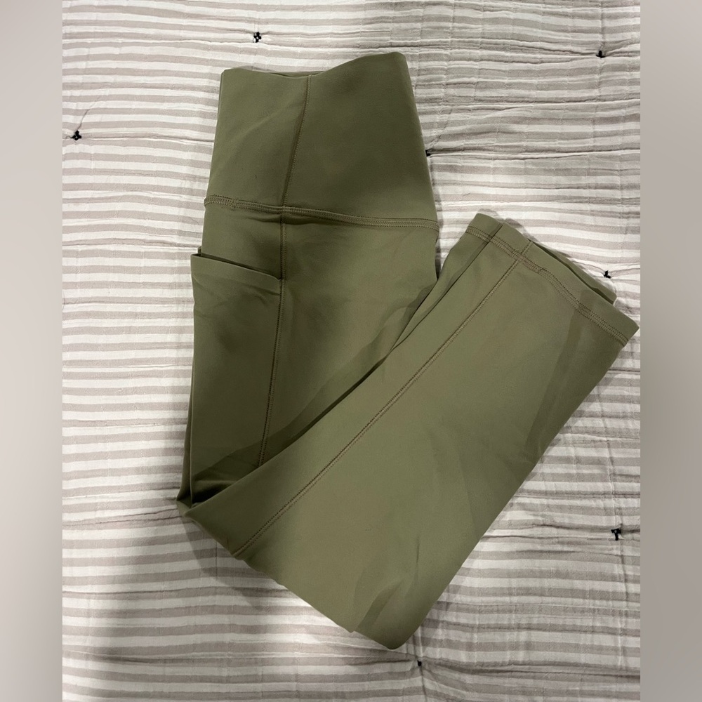 Athleta Salutation Stash Capris